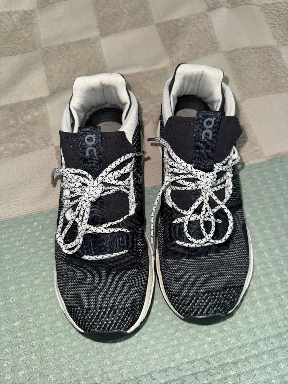 black and white On Cloudnova sneakers size 8